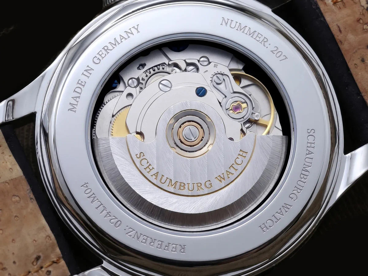 Gehäuseboden der Little MooN mit Sicht auf das Automatikwerk