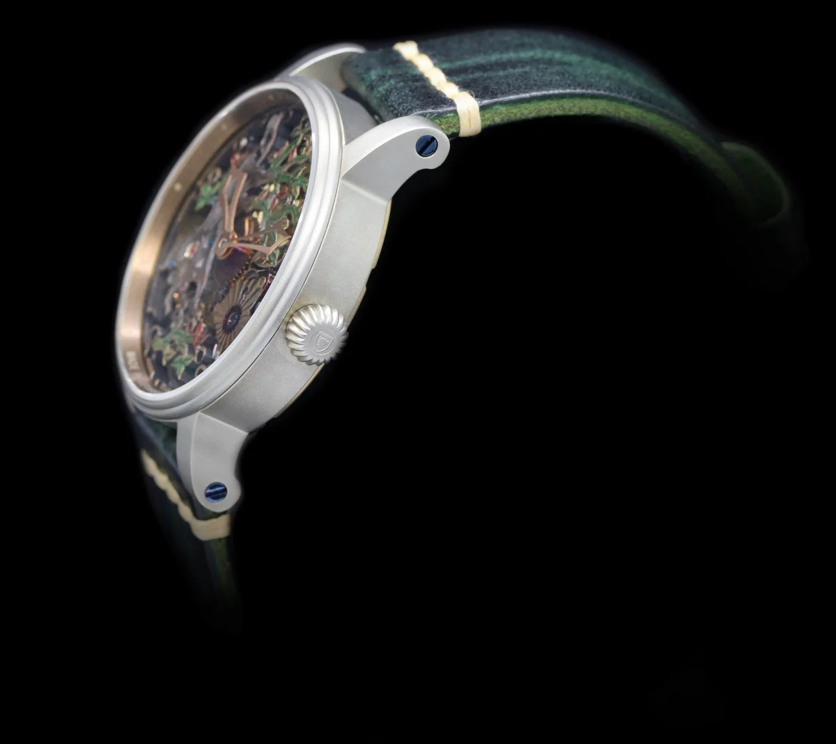 Wonderland in Seitenansicht mit Krone und Lederarmband