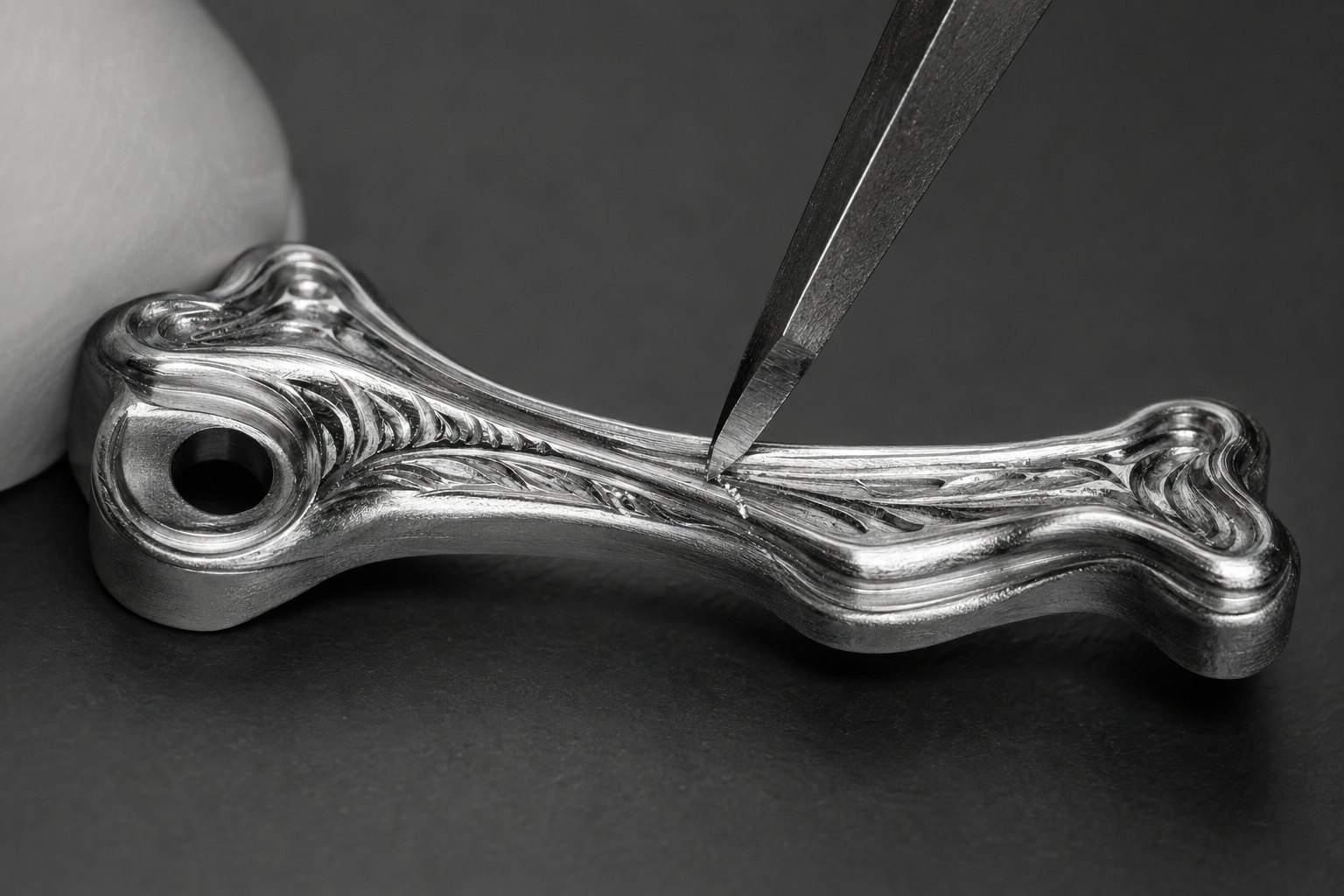 Werkstattaufnahme der Handskelettierung und Modellierung eines Werkteils im Knochendesign