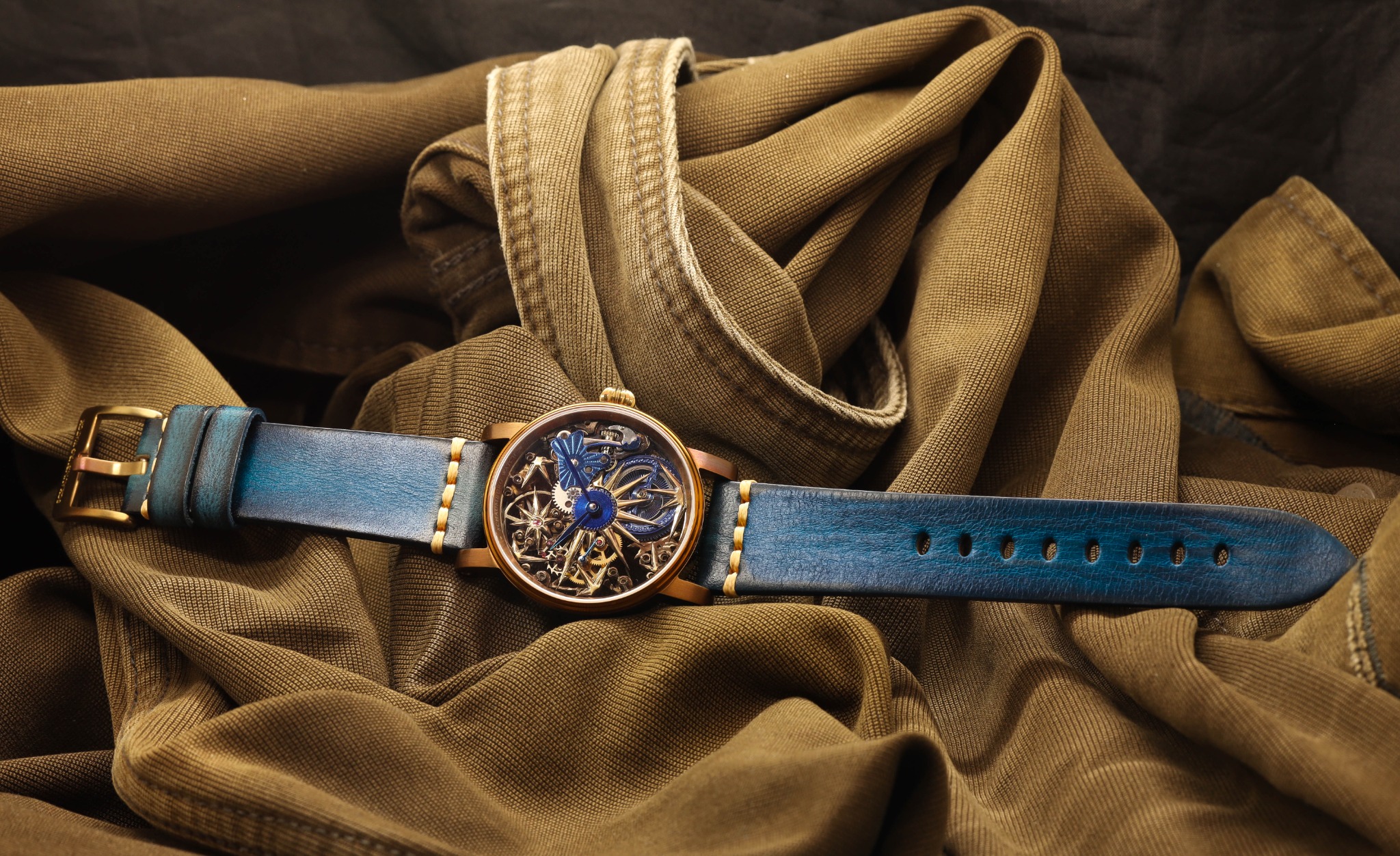 Vintage handmade mit vollständig sichtbarem blauem Lederband