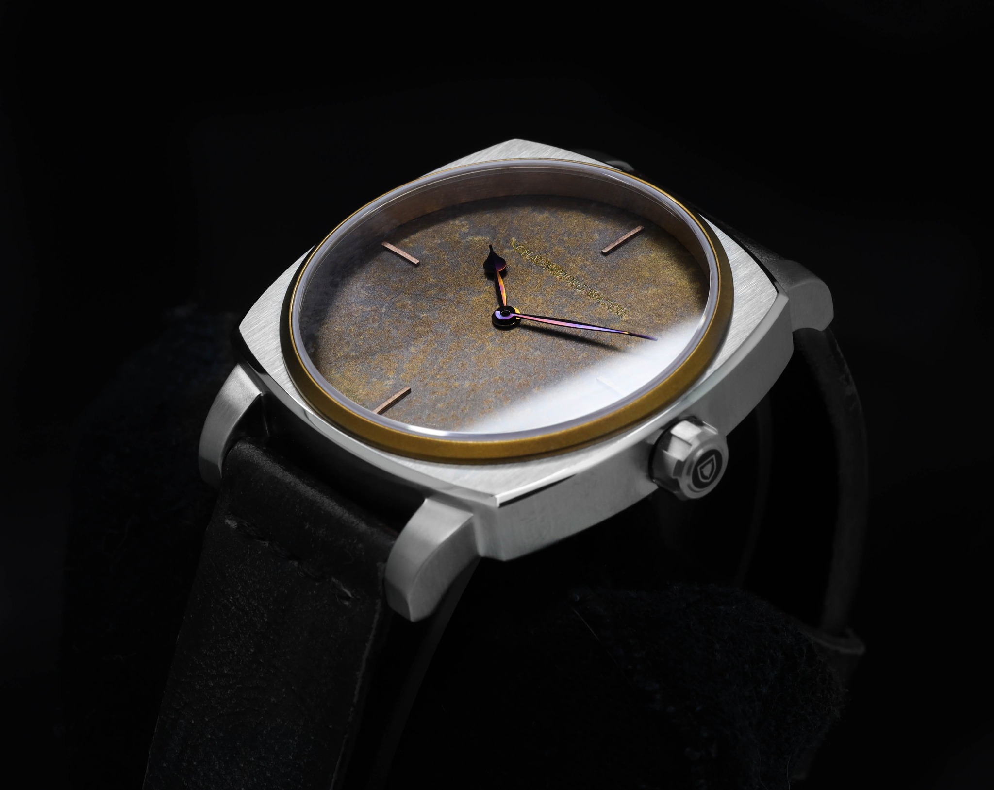 Vintage-Uhr mit patiniertem Zifferblatt in schräger Frontansicht