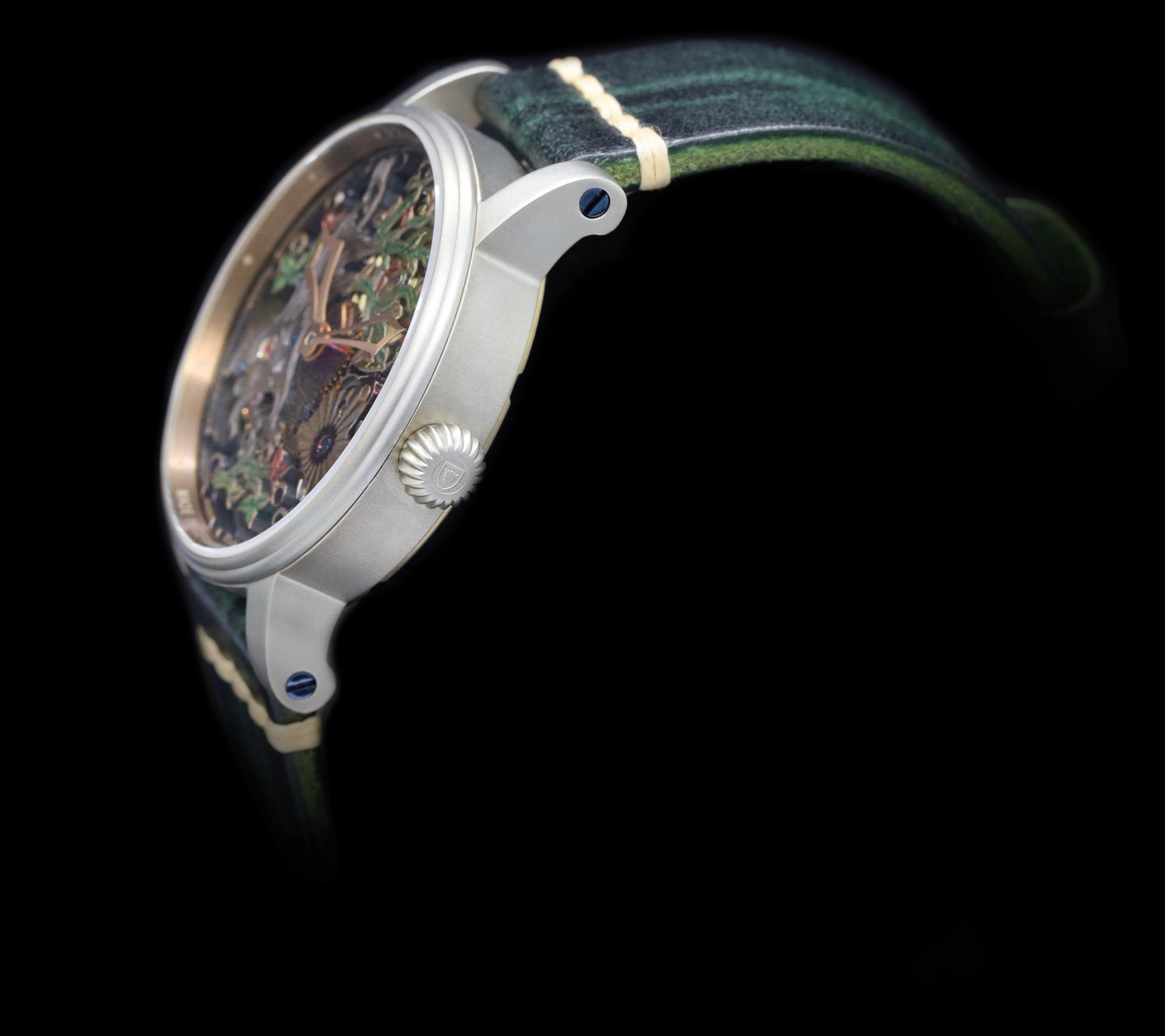 Wonderland in Seitenansicht mit Krone und Lederarmband