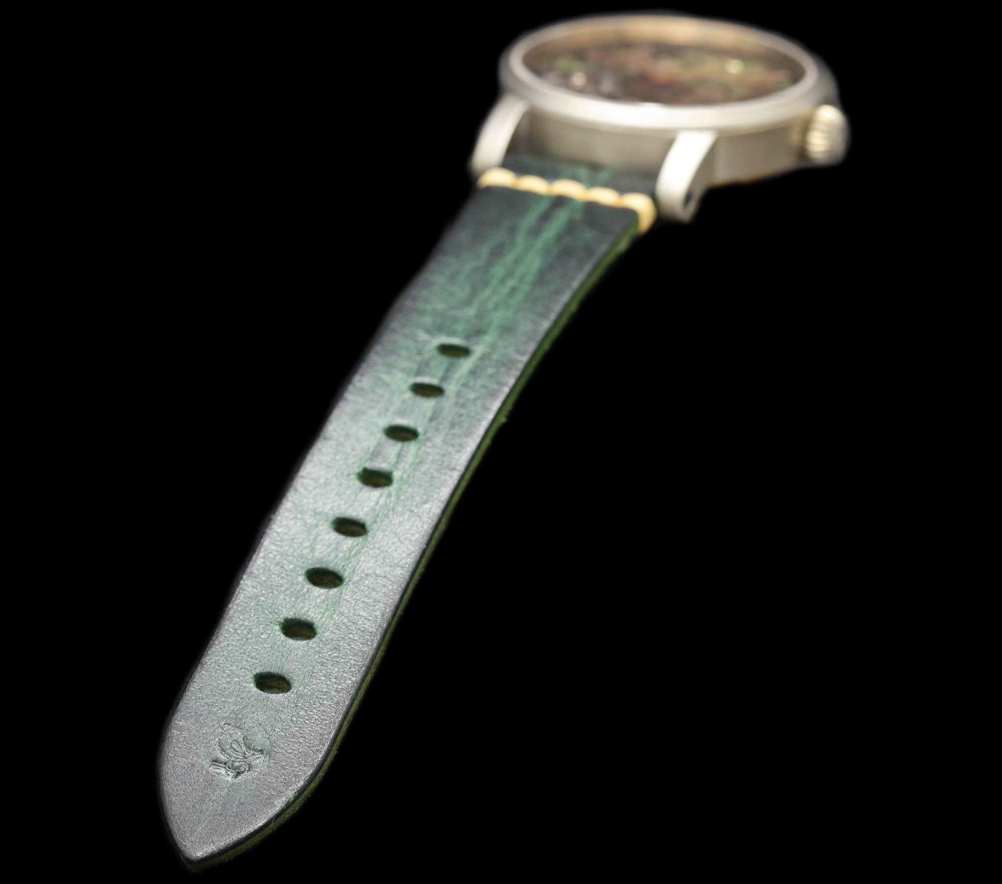 Detail des grünen SchaumBird-Lederarmbands der Wonderland