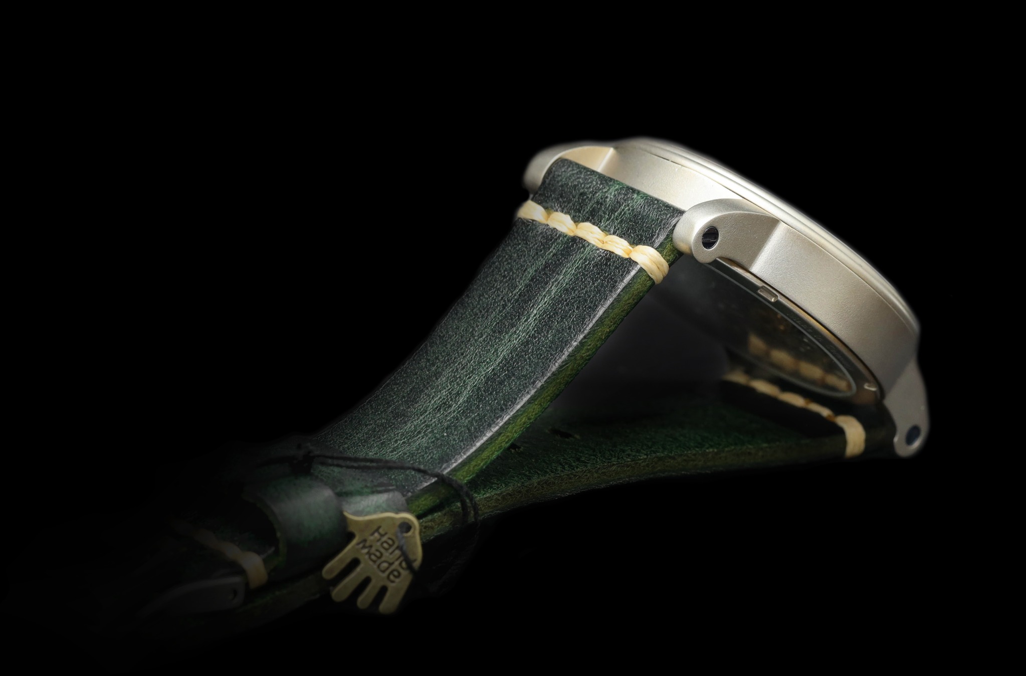 Lederarmband der Wonderland mit handgearbeiteter Naht