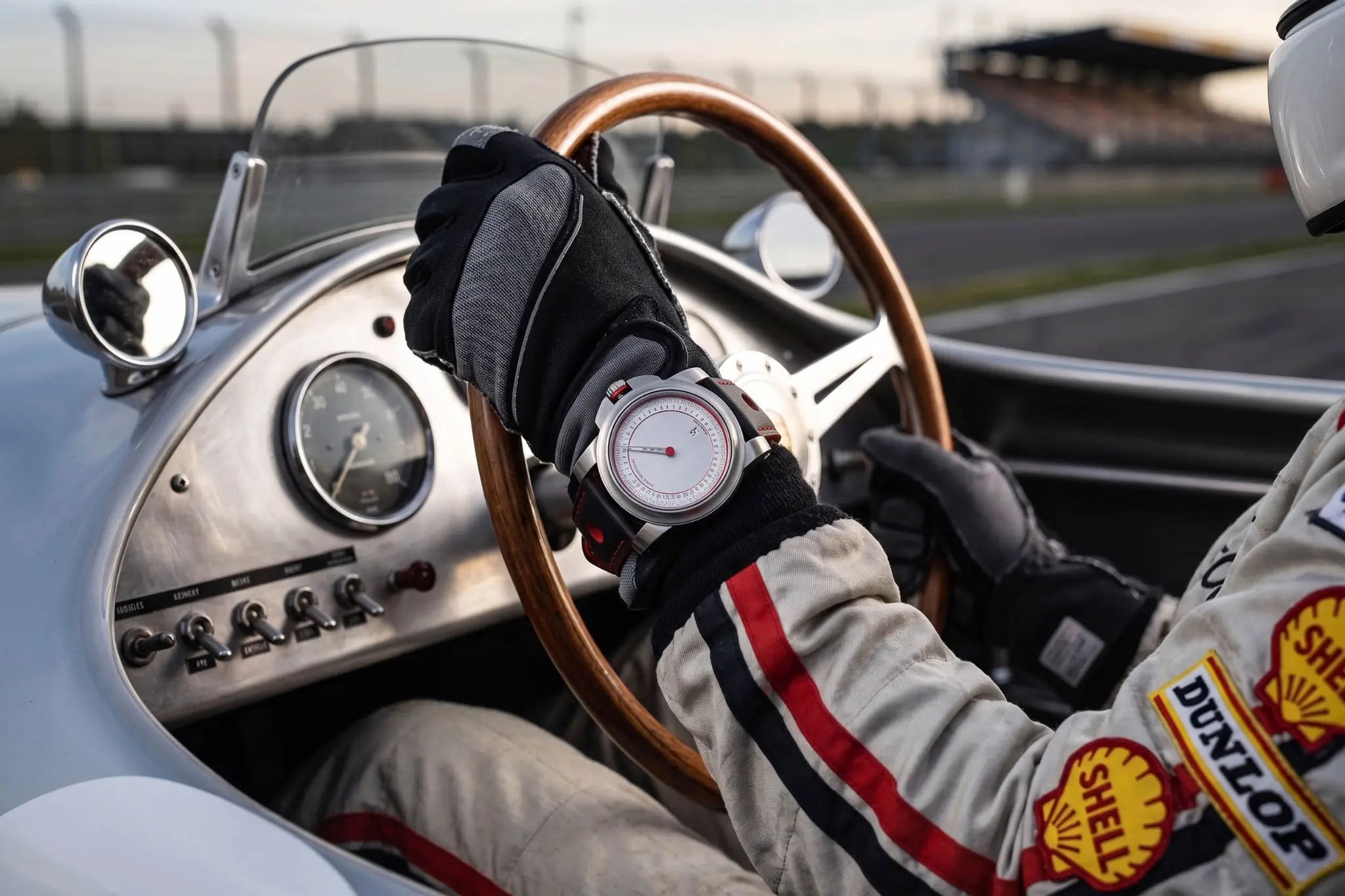 GT-OnE Silver Racer am Handgelenk eines Rennfahrers im historischen Cockpit