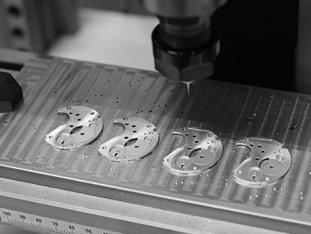 CNC-Gravur und Personalisierung von Uhrenteilen