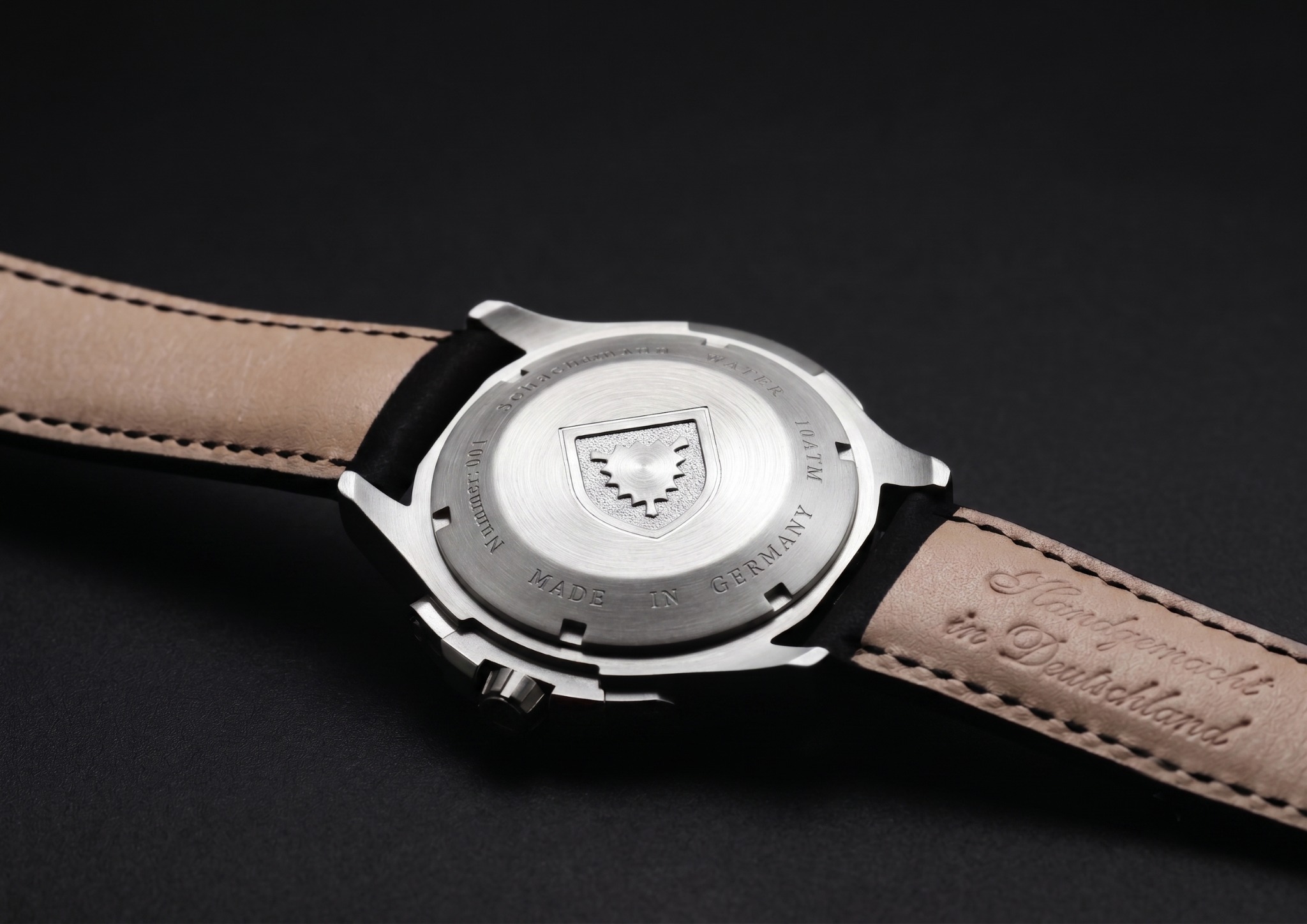 Geschlossener Edelstahlboden mit Schaumburg-Watch-Wappen und umlaufender Gravur