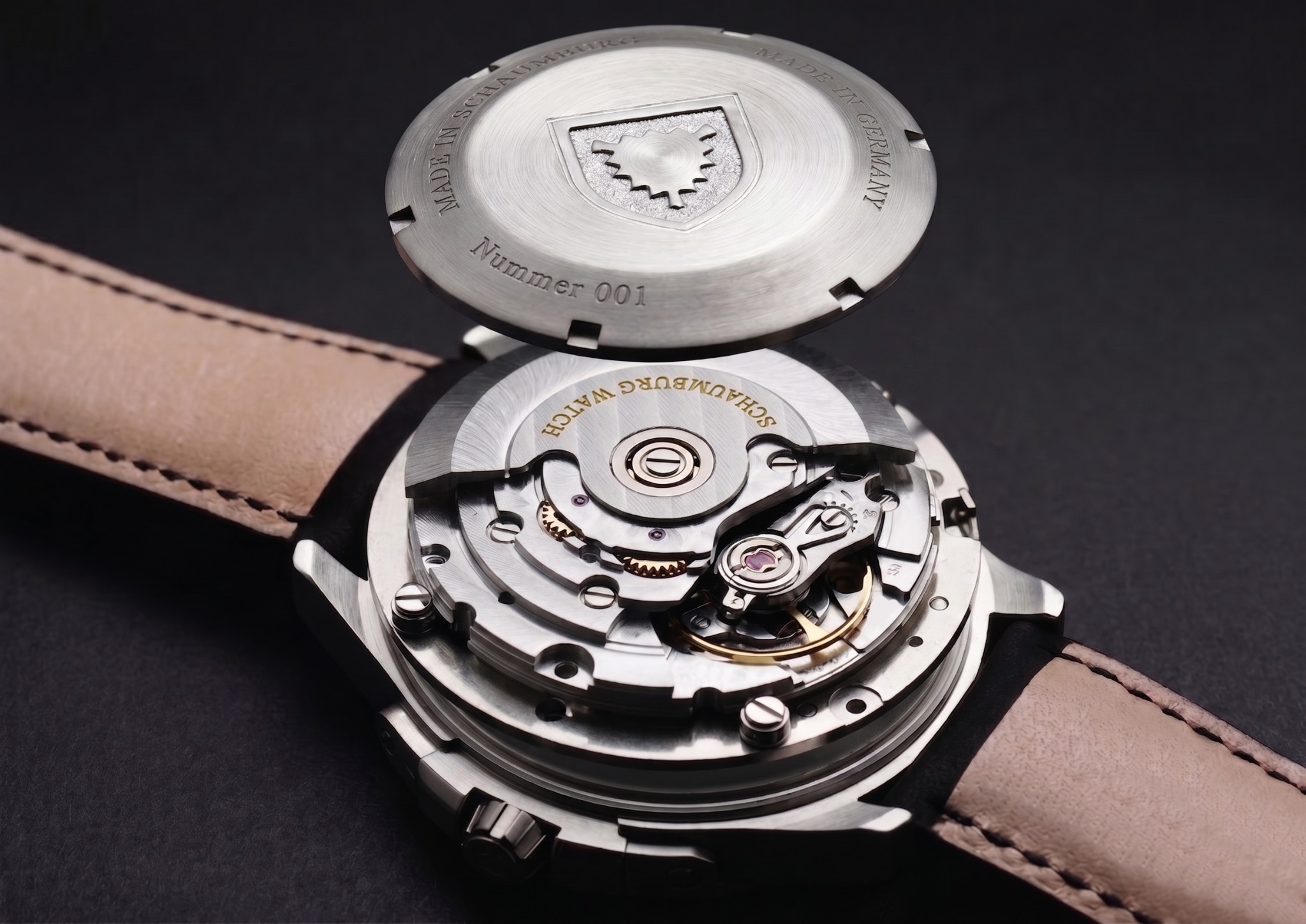 Geöffnete Uhr mit sichtbarem Automatikuhrwerk und abgenommenem Edelstahlboden