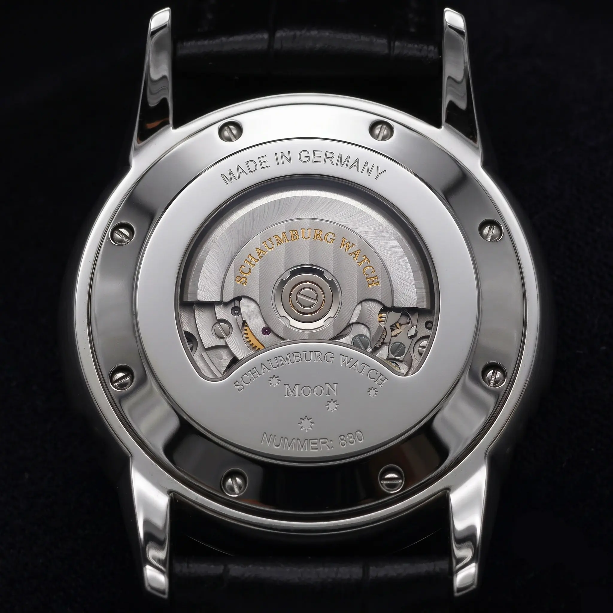 Gehäuseboden der Schaumburg Watch MooN Universe mit Sicht auf das Automatikkaliber