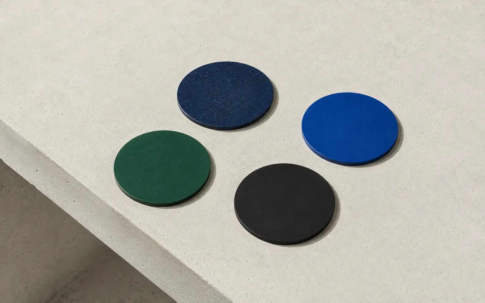 Minimalistische Farbflächen mit schwarzem Purista Motiv