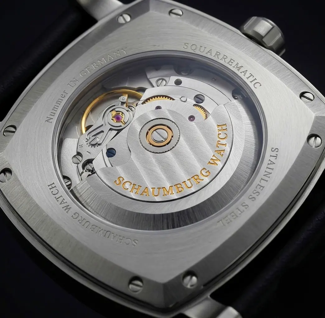 Squarematic-Gehäuseboden mit sichtbarem Automatikkaliber und Schaumburg-Watch-Rotor