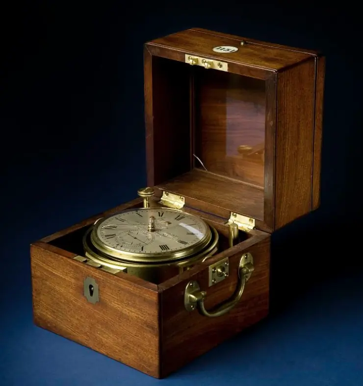Historischer Schiffschronometer in einer hölzernen Schutzbox